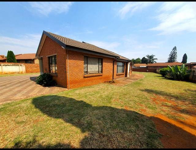 4 BEDROOM HOUSE FOR SALE IN THE ORCHARDS